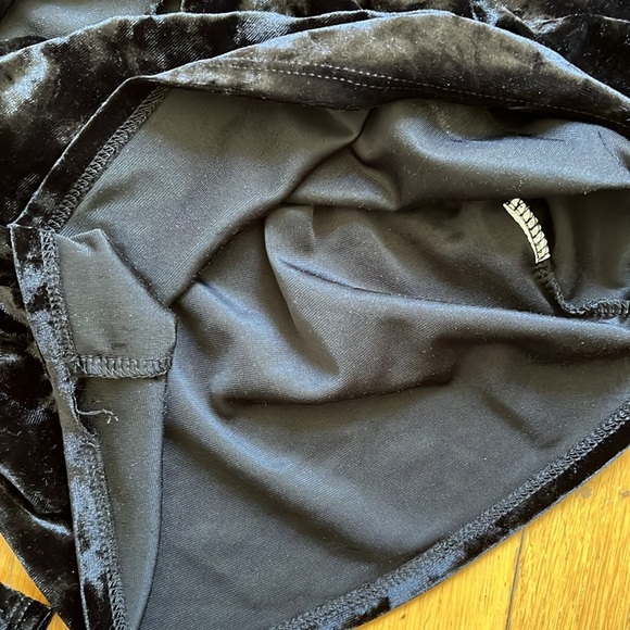 Black Crushed Velvet Criss Cross V-Neck Crop Top Size Medium - Picture 7 of 9